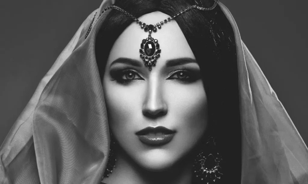 woman wearing arabian gold jewellery forehead piece