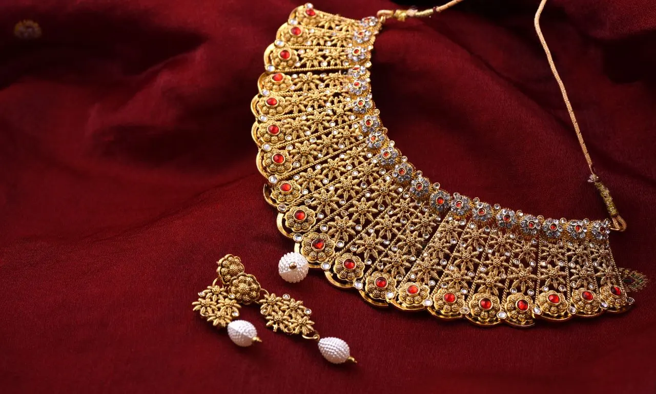 Traditional gold jewellery set